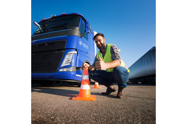 Hoe u veiliger achteruitrijdt met een vrachtwagen met oplegger